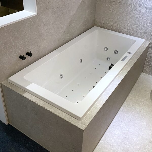 B & J Tignale whirlpoolbad