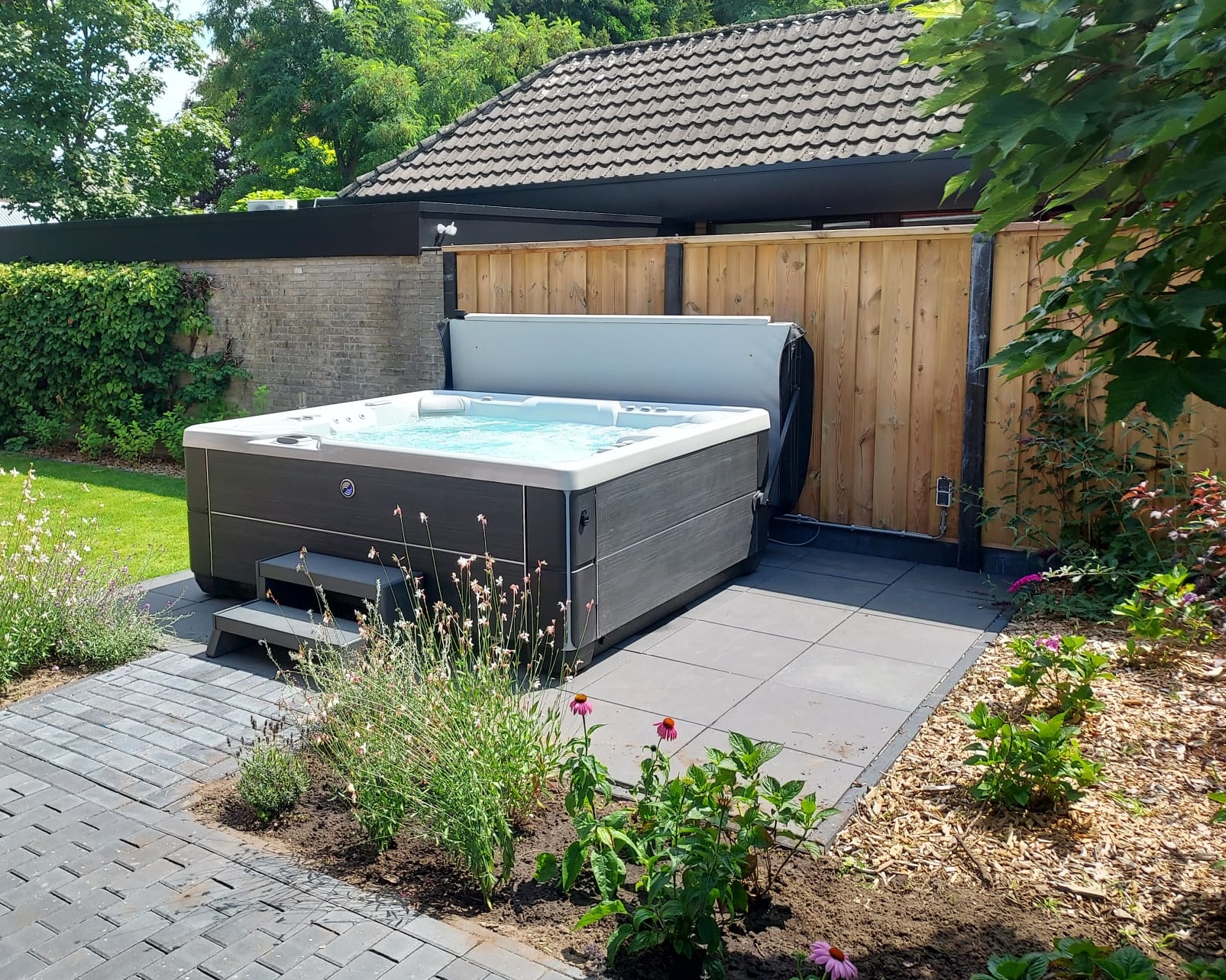 jacuzzi lekt aan de onderkant