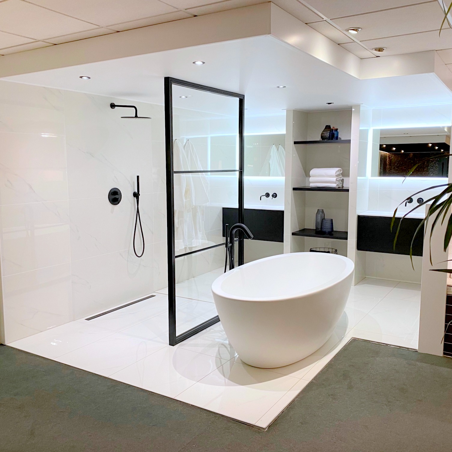 Badkamer met bad en douche