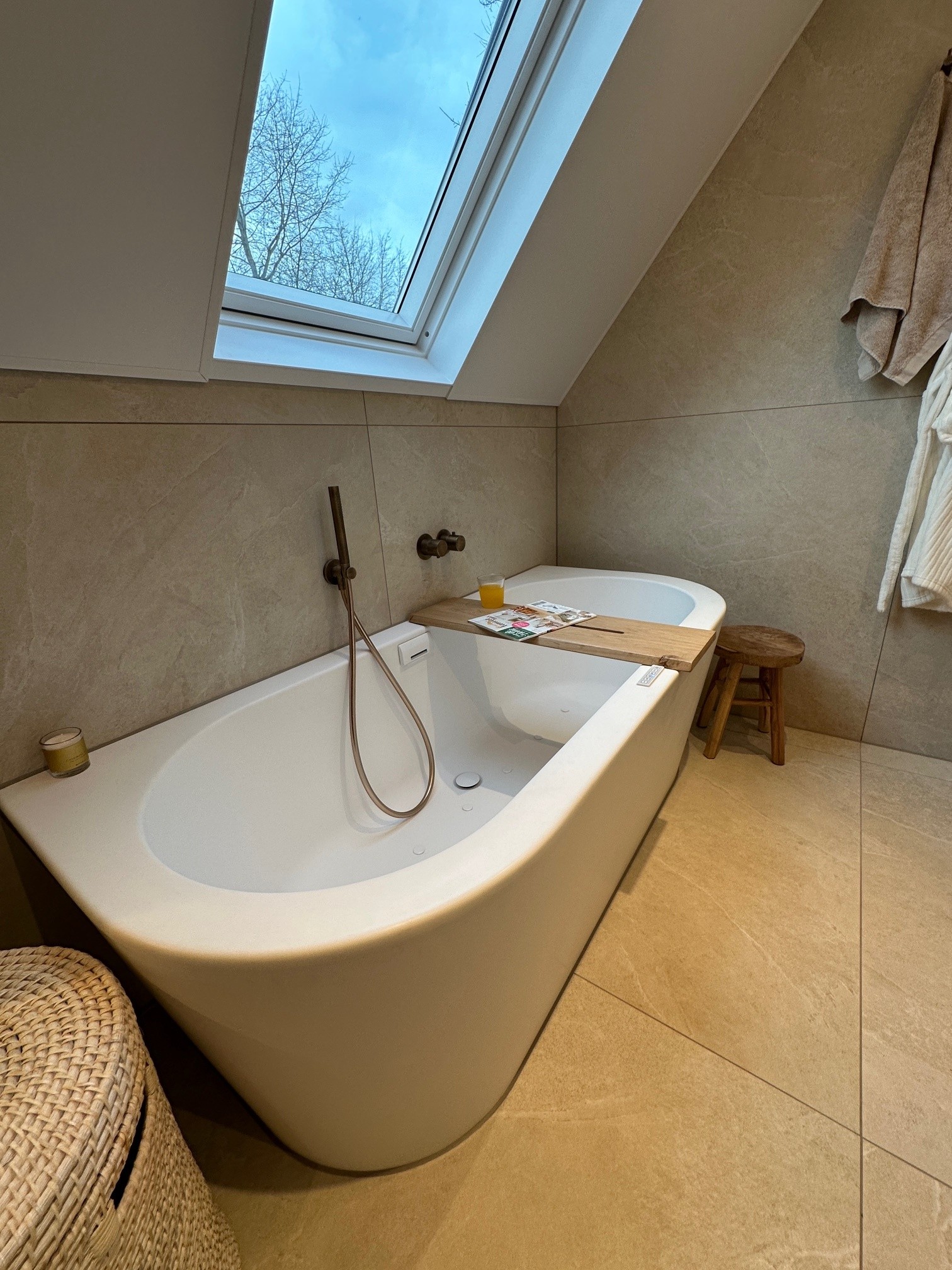 Badkamer met schuin dak