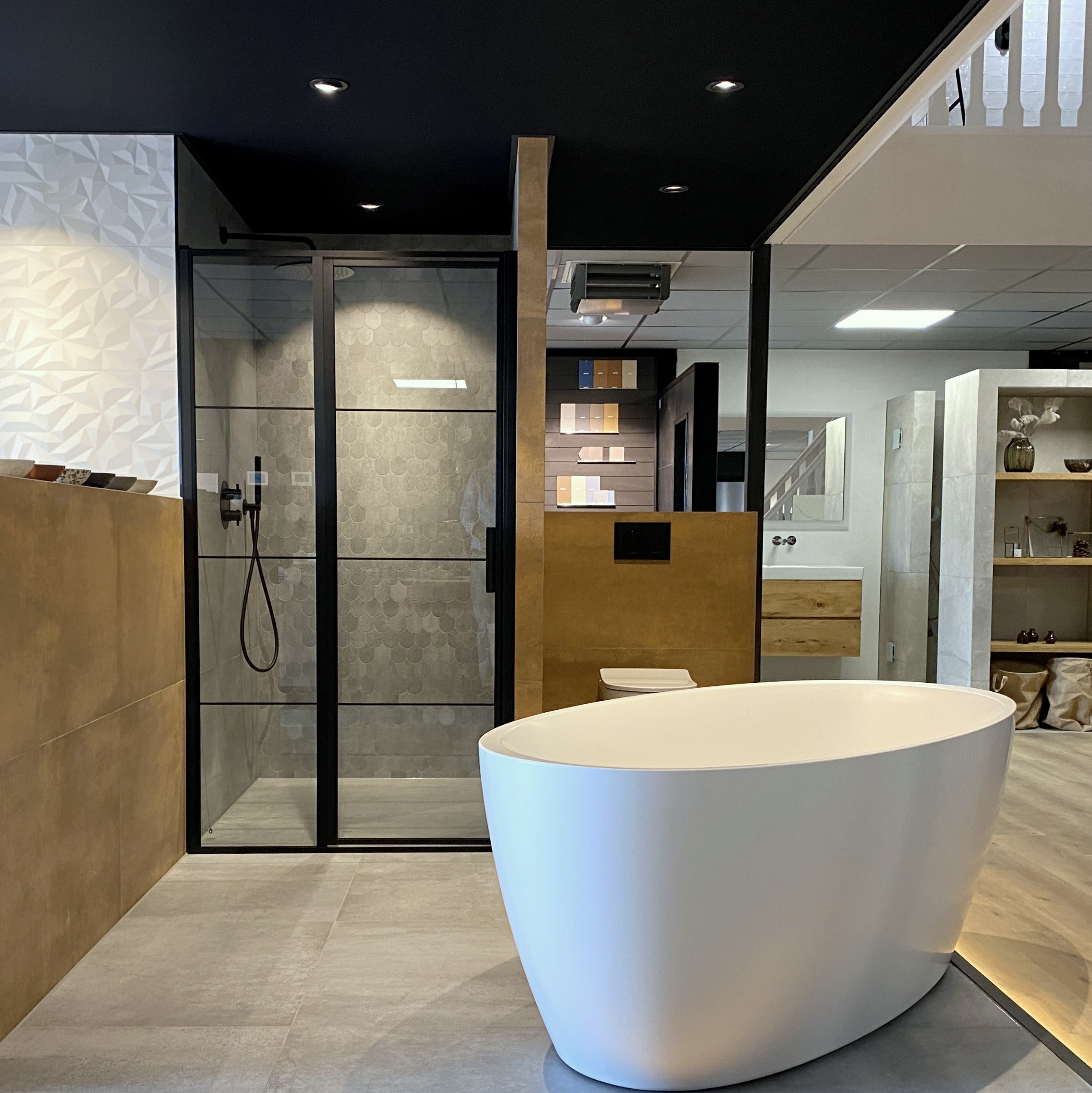 Kleine badkamer met bad en inloopdouche