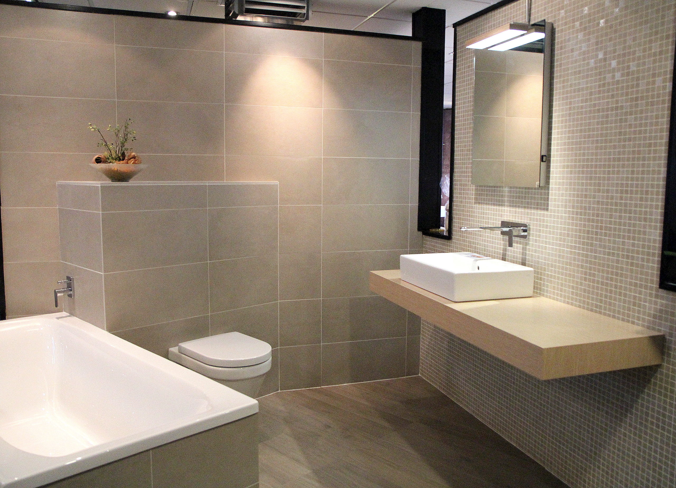 Kleine badkamer met bad en wc